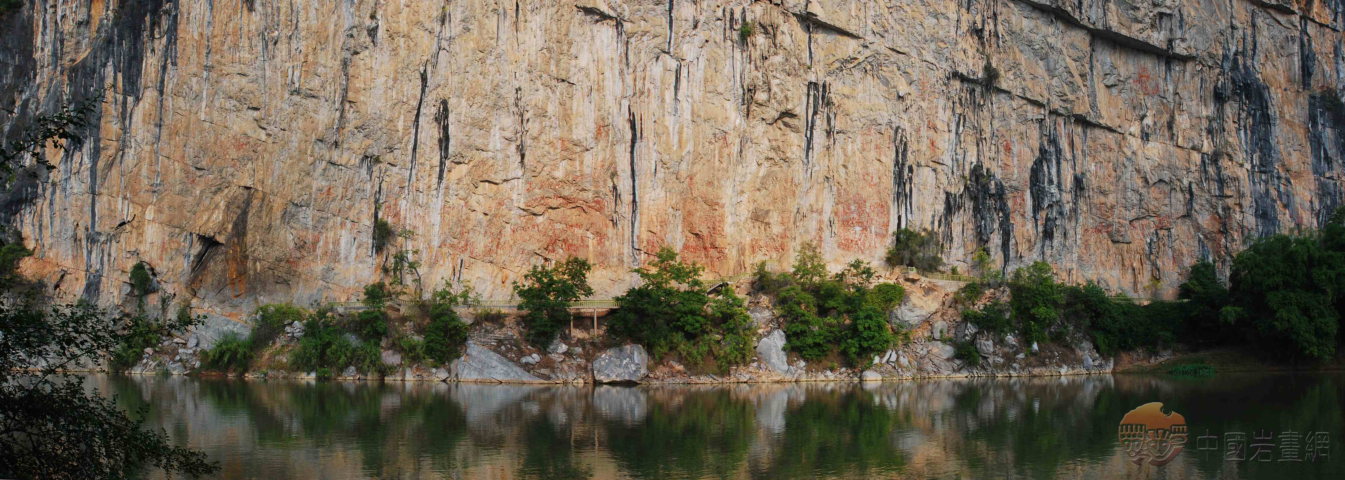 	广西左江花山岩画文化景观入选世界文化遗产名录，填补中国岩画类世界文化遗产空白